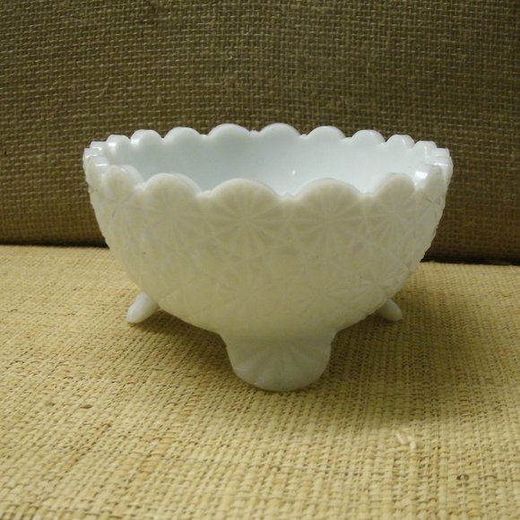 Vintage Fenton Milk Glass Daisy & Button Footed Dish - Picture 7 of 16
